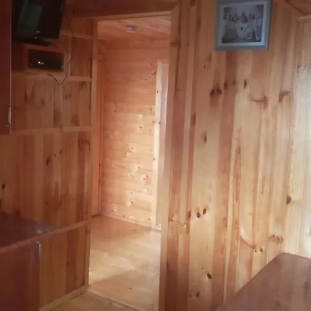 біля лісу アパート