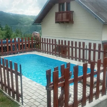 біля лісу