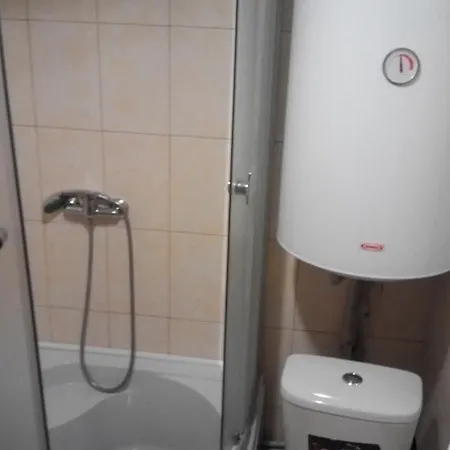 біля лісу アパート