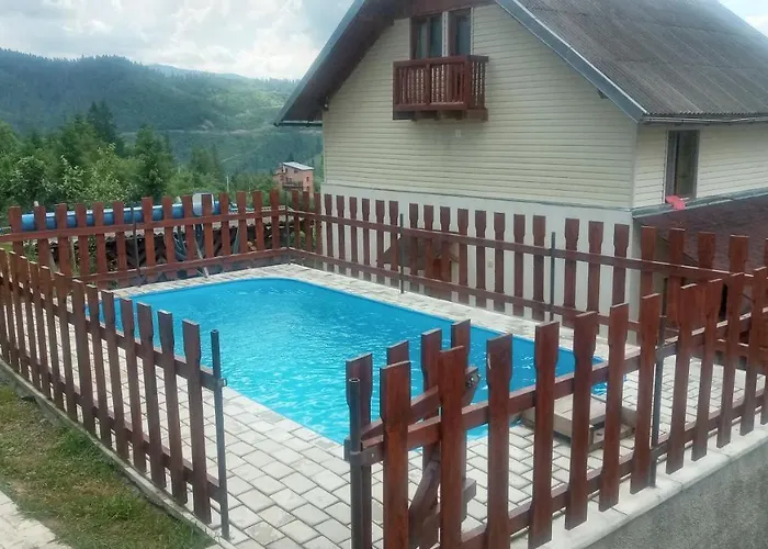 біля лісу